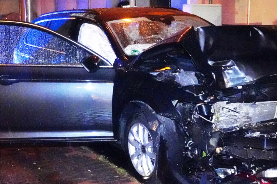 Unfall auf der Altenbaunaer Straße in Kassel-Oberzwehren: Elf Menschen wurden bei dem Crash verletzt.