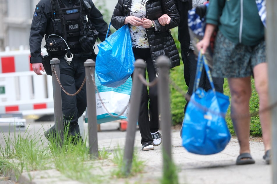 Bewohner dürfen Gegenstände aus den gesperrten Wohnungen holen.