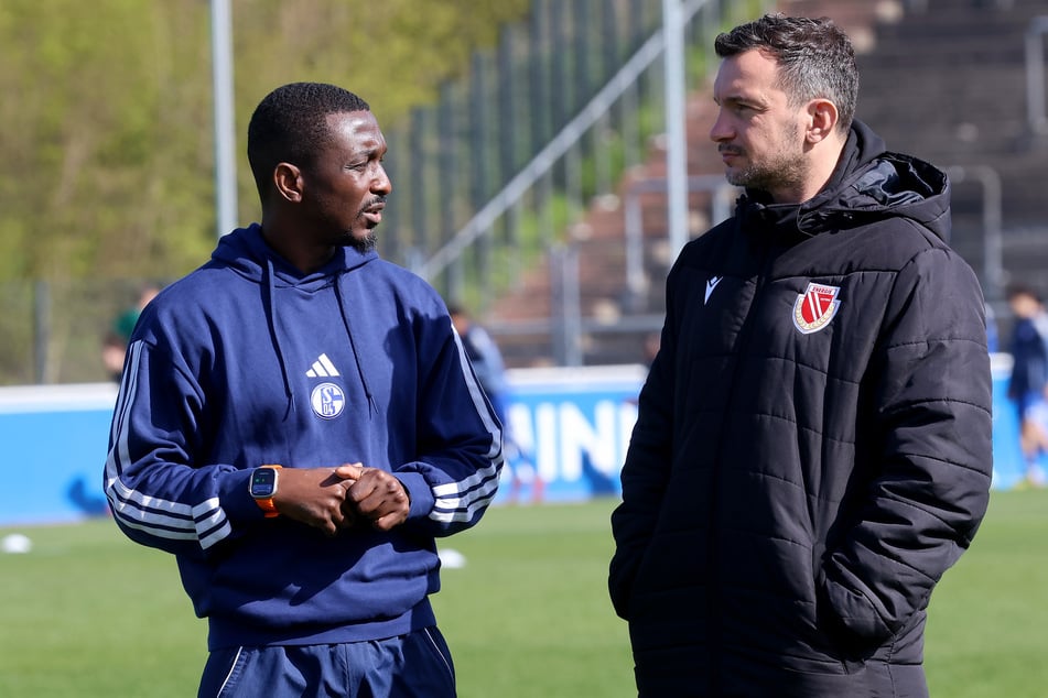 Energies Daniel Ziebig (43, r.) im Austausch mit Schalkes U17-Trainer Charles Takyi (41), der mit Ziebig einst zusammen für Cottbus spielte.