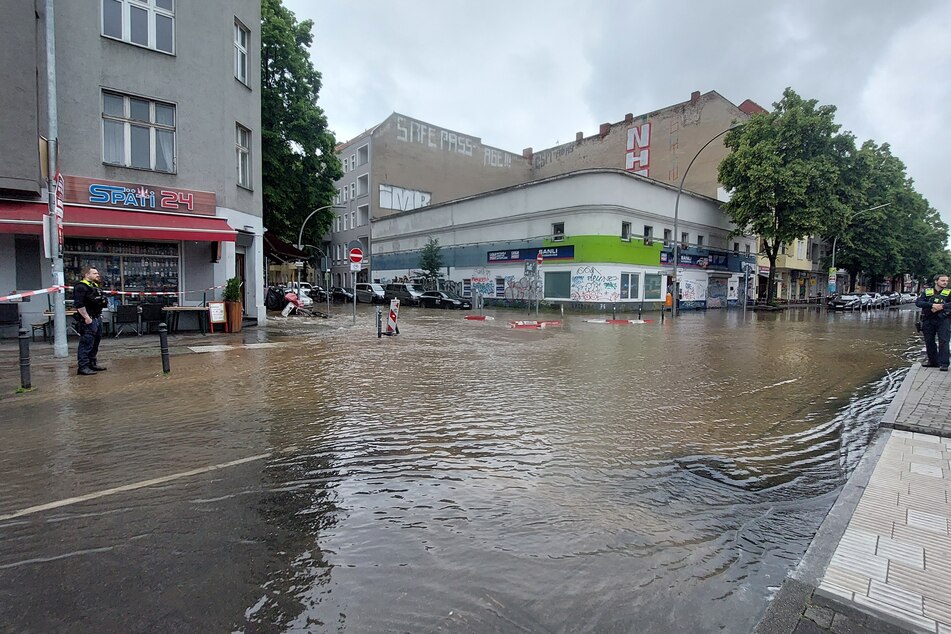 Die Wasserversorgung soll in einigen Wohnungen im betroffenen Bereich abgestellt worden sein.