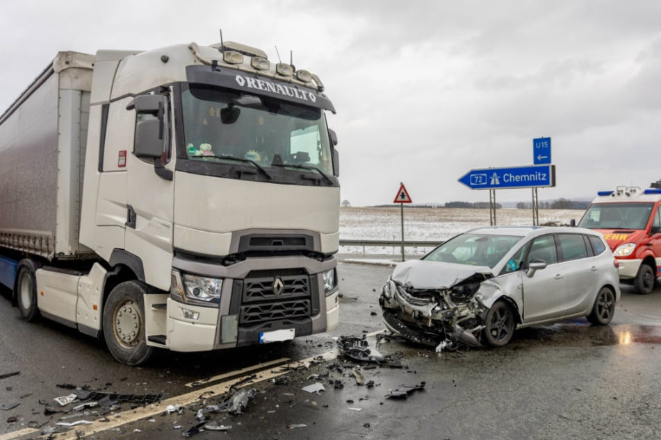 Ein haltender Lkw wurde durch den Unfall leicht beschädigt.