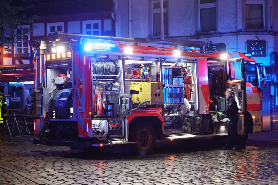 60 Einsatzkräfte der Frankfurter Feuerwehren waren am frühen Donnerstagmorgen vor Ort.