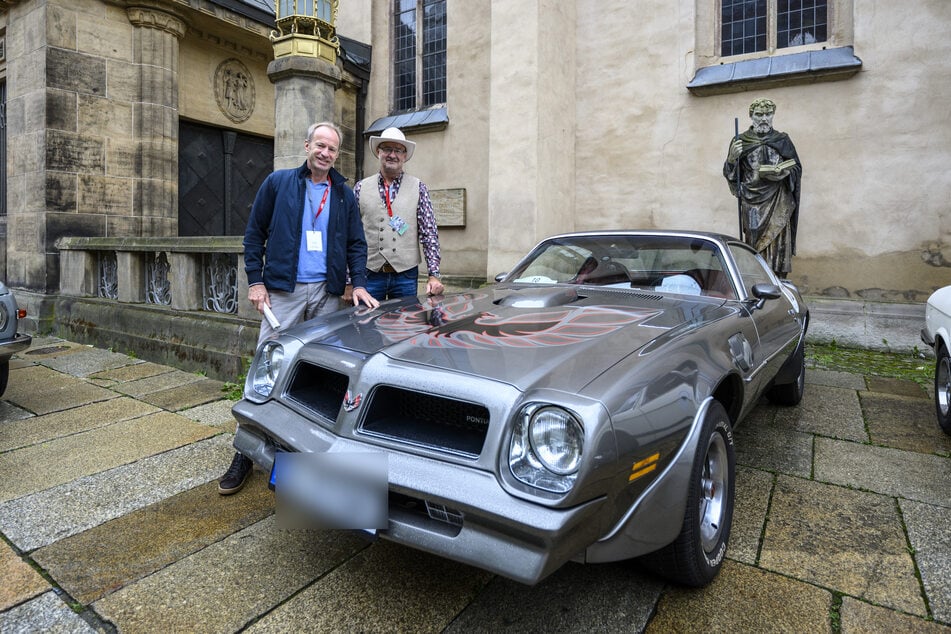 Ordnungsbürgermeister Knut Kunze (56, l.) und Detlef Meixner (63) fuhren in einem Pontiac von 1976.