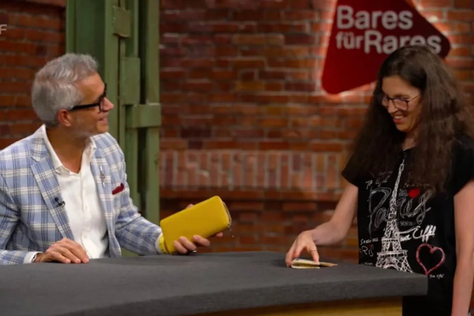 Für 450 Euro geht die Rarität im Originalkarton am Ende an Händler Anaisio Guedes (50).