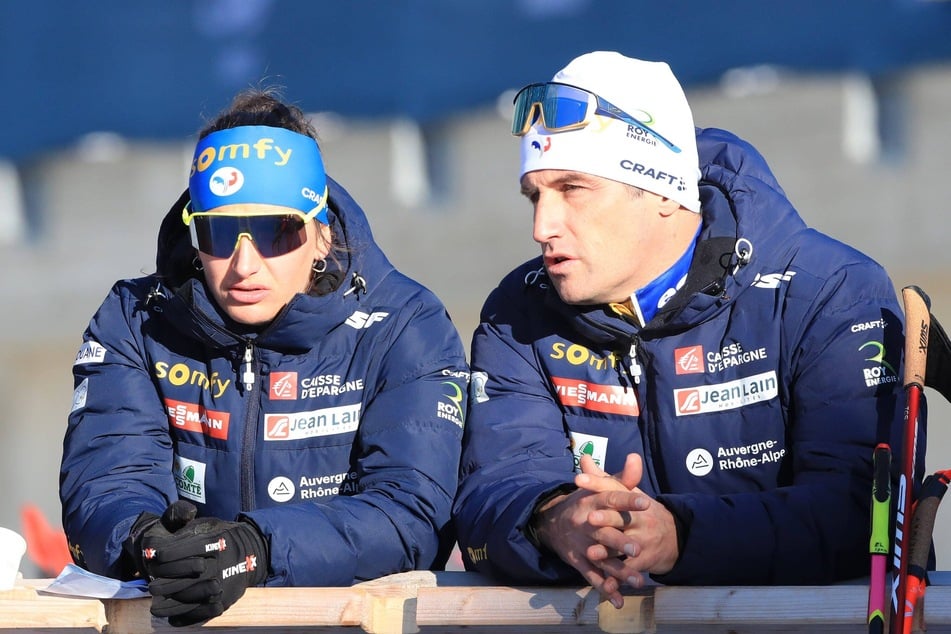 Cyril Burdet (47, r.) im Dezember 2024 beim Weltcup in Hochfilzen an der Seite von Julia Simon (29).