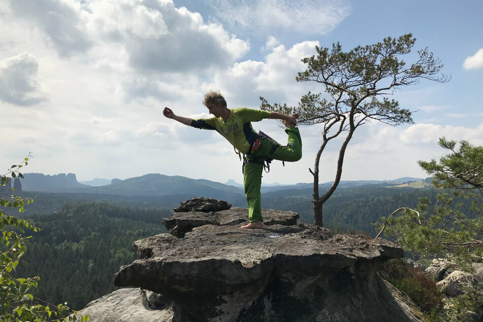 Torsten Schulze (51) mit der Gleichgewichtsübung "Der Tänzer" auf der Zyklopenmauer.