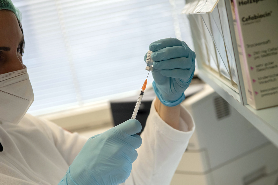 In einer Hausarztpraxis wird eine Spritze mit dem Biontech-Impfstoff Comirnaty gegen das Coronavirus aufgezogen.