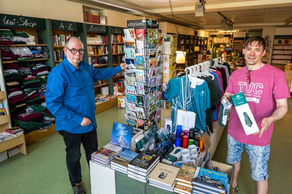 Geschäftsführer Thiemo Kirmse (52, l.) und Buchhändler Robert Aßmann (44) sind die neuen Betreiber der Buchhandlung "Universitas".