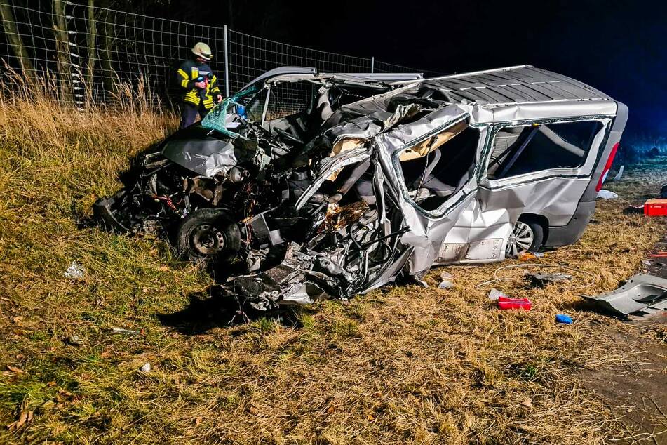 Der Kleinbus wurde bei dem heftigen Zusammenstoß zerstört.
