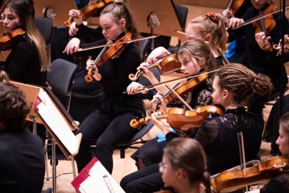 Die Dresdner Philharmonie spielt mit Jugendorchestern im Konzertsaal des Kulturpalastes.