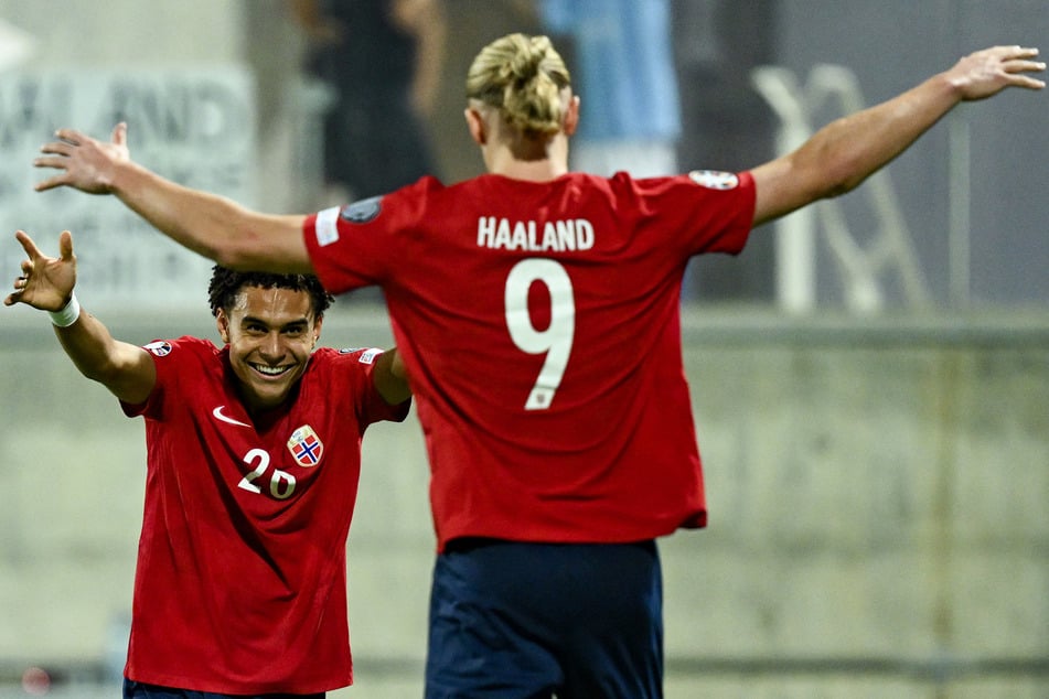 Antonio Nusa (20, l.) und Erling Haaland (24) harmonieren in der norwegischen Nationalmannschaft sehr gut miteinander.