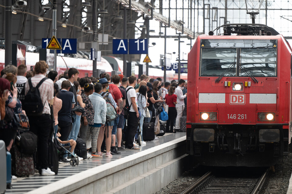 Volle Bahnsteige kennt man an deutschen Bahnhöfen nicht erst seit dem 9-Euro-Ticket . Am Wochenende drohen in Berlin und Brandenburg wieder Verspätungen.