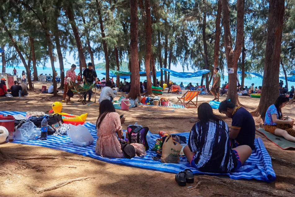 Chonburi: Menschen versammeln sich, um den ersten Tag des Songkran-Neujahrsfestes am Nang Rong Strand zu feiern.