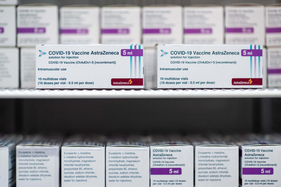 Der Impfstoff der Firma AstraZeneca lagert im Kühlschrank eines Impfzentrums. in Essen.