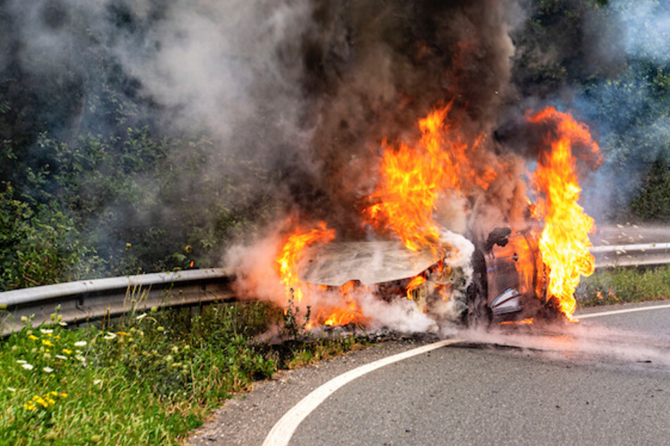 Auto geht in Flammen auf, Frau kann Kind retten