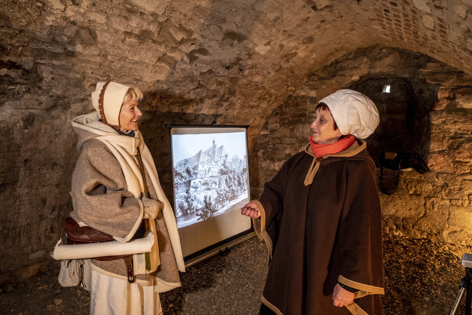 Veronika Leonhard (l.) und Edeltraud Höfer gewährten Besuchern Einblicke in den Abtkeller.