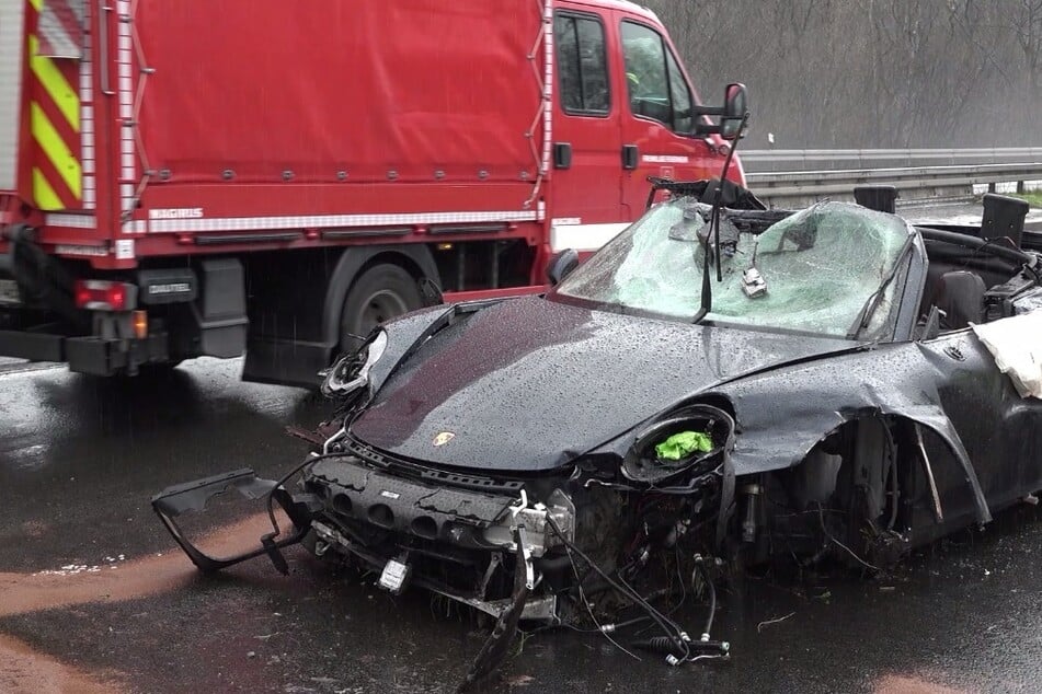 Das Wrack eines Porsches steht nach dem verheerenden Unfall auf der Autobahn 3 bei Emmerich (Niederrhein).