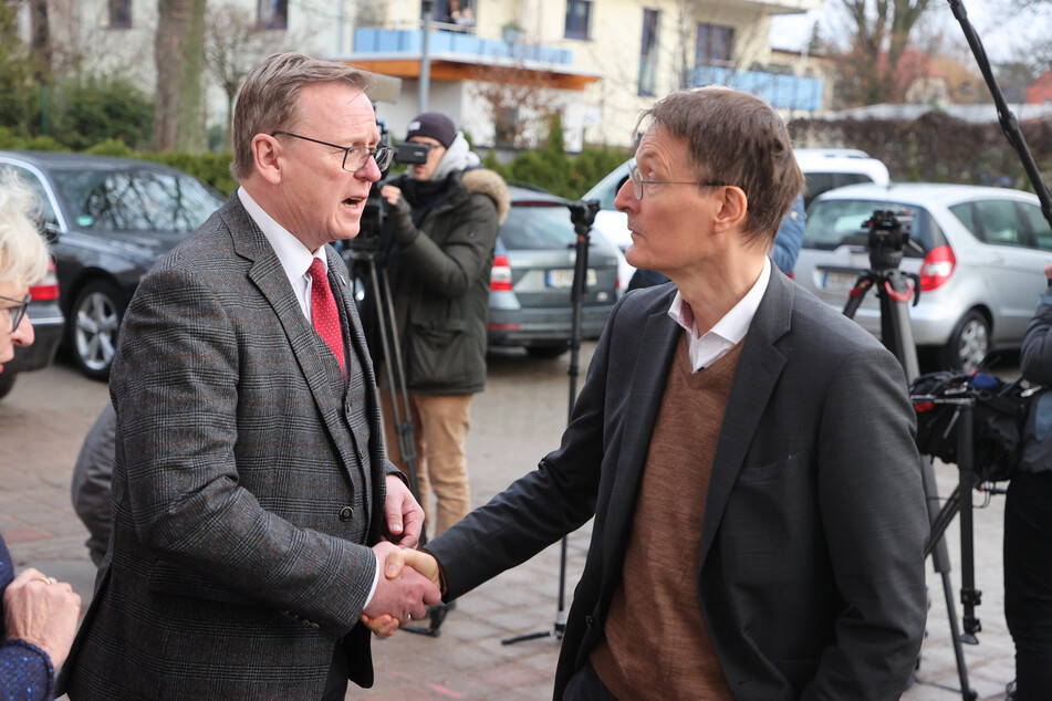 Thüringens Ministerpräsident Bodo Ramelow (66, Linke, links) schüttelt Bundesgesundheitsminister Karl Lauterbach (59, SPD) die Hand. Der Linke-Politiker sieht beim aktuellen Infektionsschutzgesetz noch Nachholbedarf.
