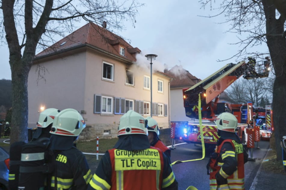 Rauch quoll aus der Wohnung im ersten Obergeschoss.