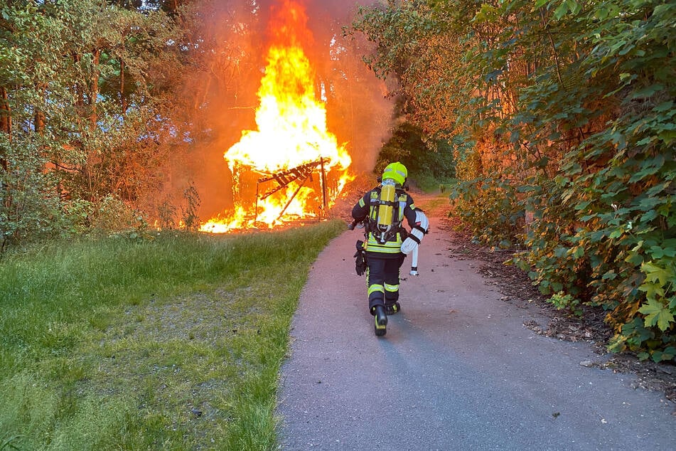 In Annaberg-Buchholz ist am Donnerstagabend in der Nähe der Talstraße ein Schuppen abgebrannt.