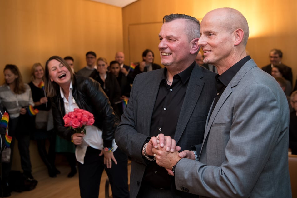 Thomas Niederbühl und Heinz Bänziger (r.) tauschen nach ihrer Eheschließung am 6. Oktober 2017 im Standesamt in München die Ringe aus. Gleichgeschlechtliche Paare können sich seit dem 1.Oktober 2017 in Deutschland trauen lassen.