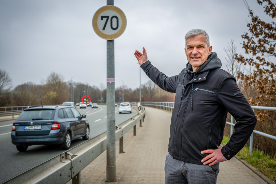 Volkmar Zschocke (53, Grüne) kritisiert das Tempo-70-Schild in der Kalkstraße. Nach 200 Metern (roter Kreis) ist das schon wieder Schluss.