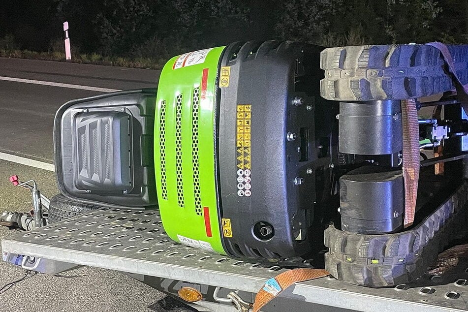 Der Minibagger auf dem Anhänger war umgekippt.