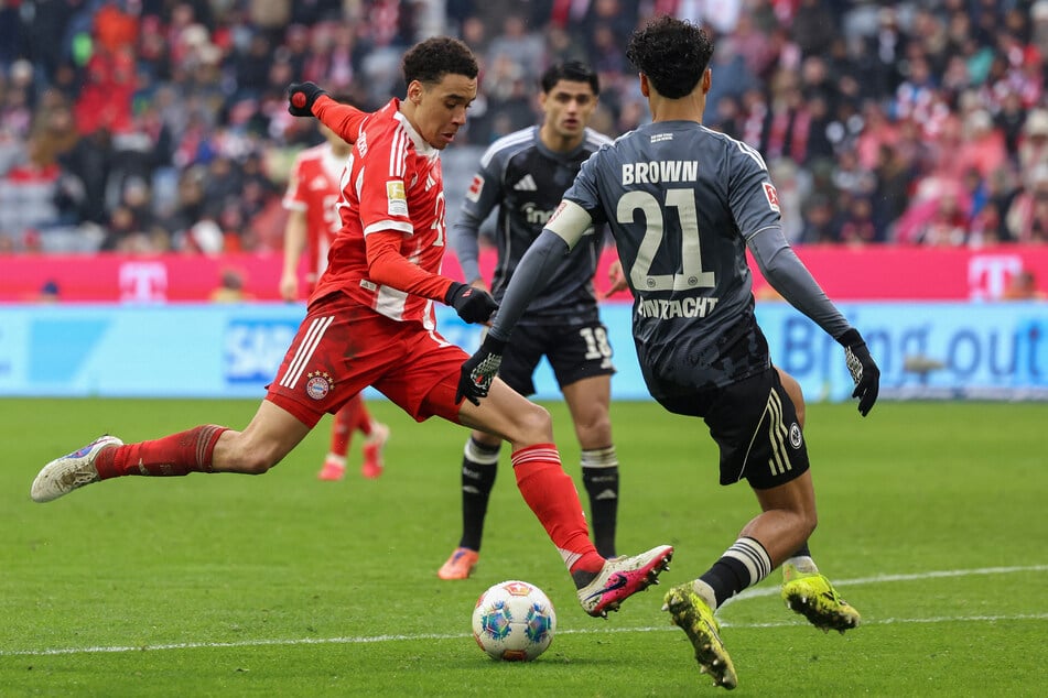 Alles spricht dafür, dass der Abwehrspieler bald nicht mehr gegen Jamal Musiala (23, l.) spielt, sondern an dessen Seite.