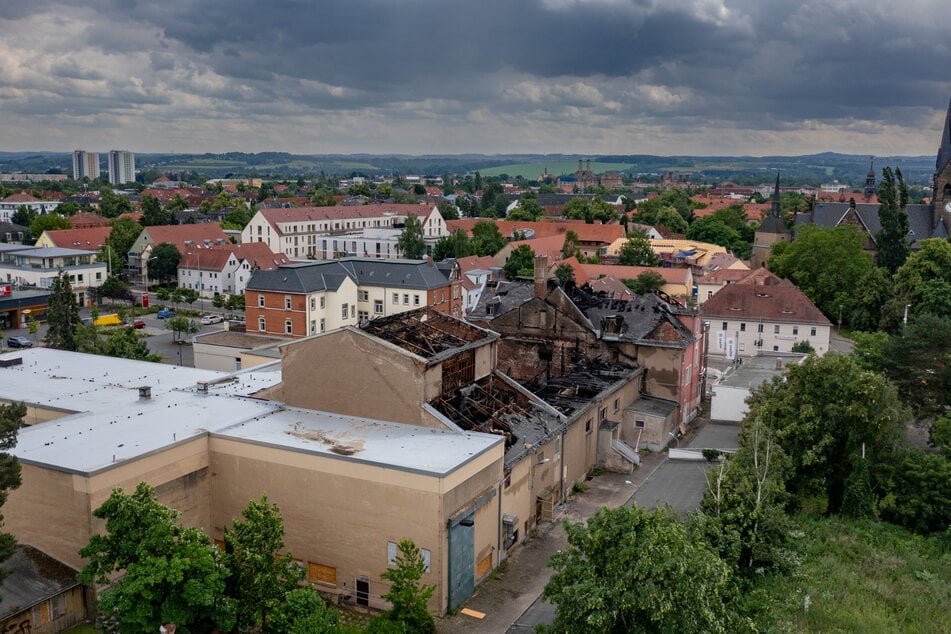 Bis zu eine Million Euro beträgt der Schaden, der durch das Großfeuer am Freitag vor Pfingsten an der alten Operette entstand.