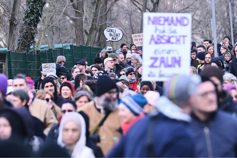 Berlin: Demo gegen umstrittene Görli-Umzäunung in Kreuzberg: "Habt ihr noch alle Latten am Zaun?"