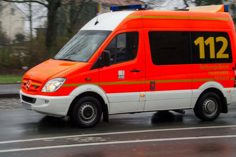 Ein Rettungswagen brachte den Fahrer und die beiden Insassen mit Verletzungen in ein Krankenhaus. (Symbolbild)