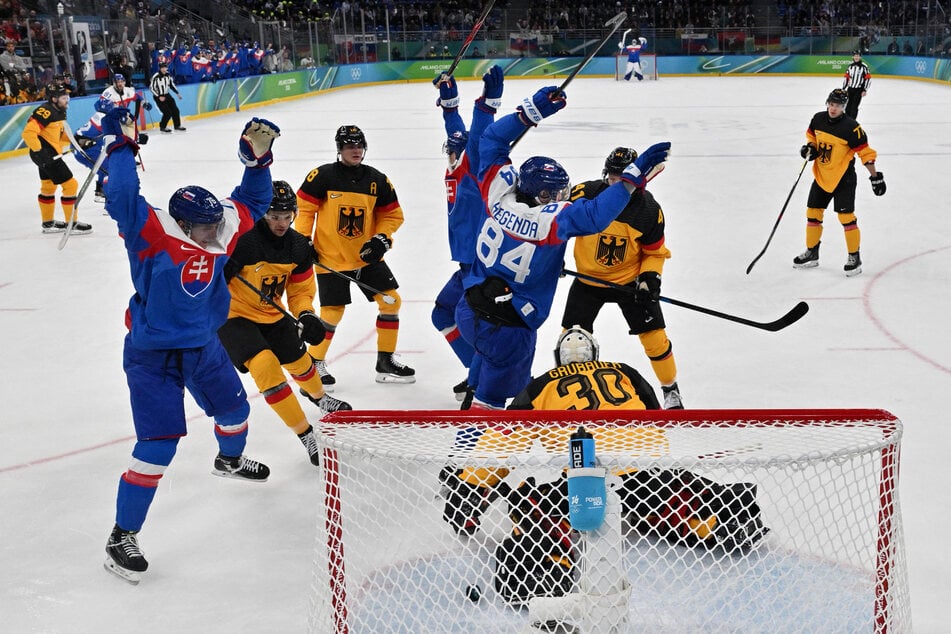 Pavol Regenda (M.) jubelt über seinen Treffer zum 1:0, Deutschland liegt zurück.