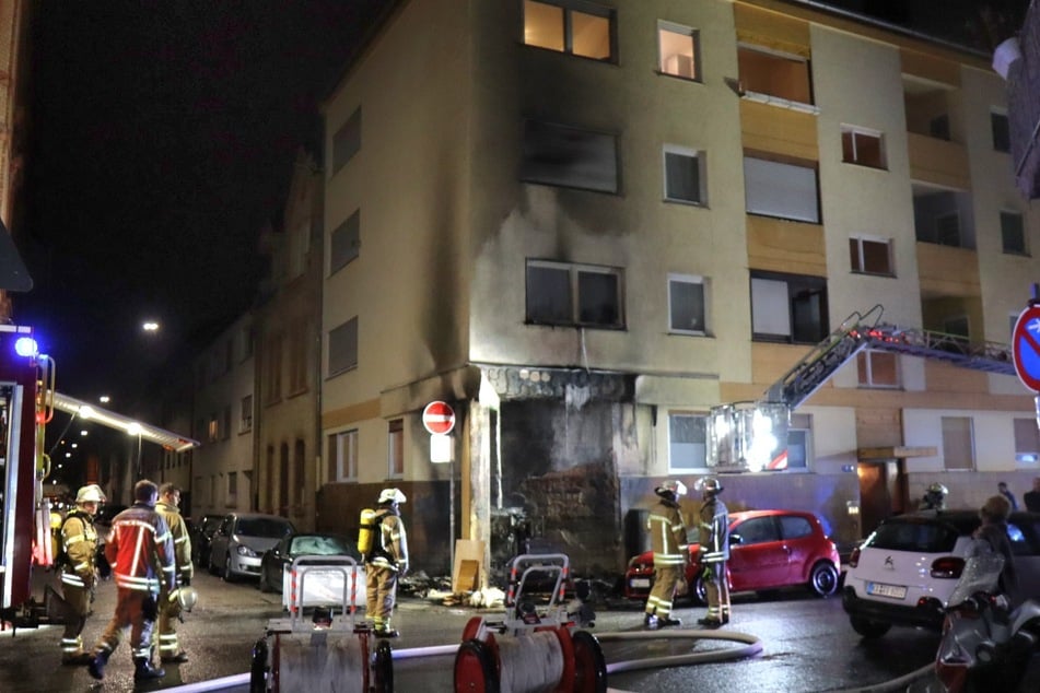Das Mehrfamilienhaus an der Riedfeldstraße wurde durch den Rauch an der Hauswand beschmutzt.
