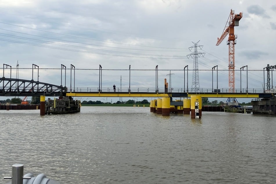 Das Schiff krachte gegen die Eisenbahnbrücke in Elsfleth.