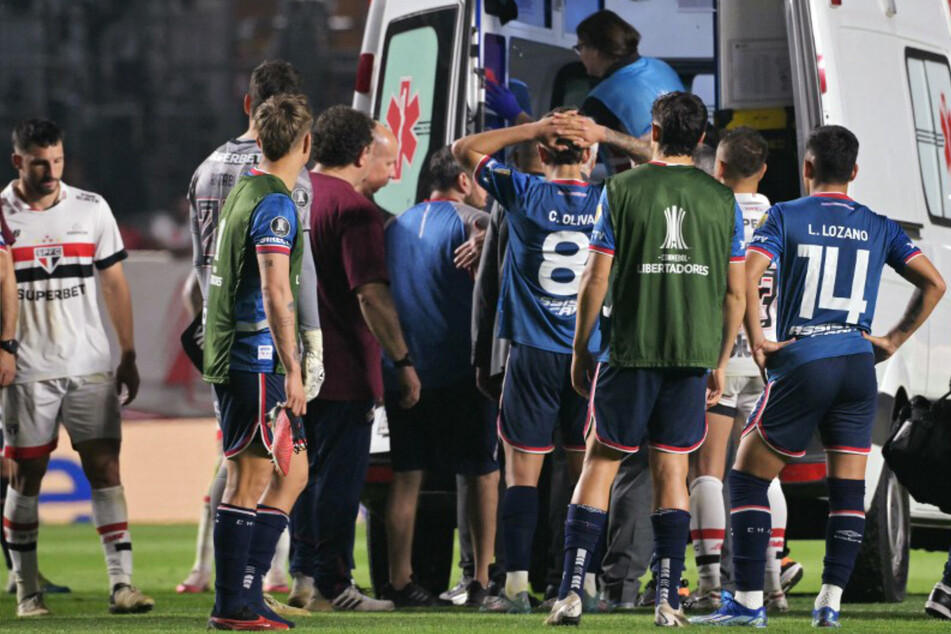 Schockmoment bei der Copa Libertadores: Spieler kollabiert auf dem Platz!