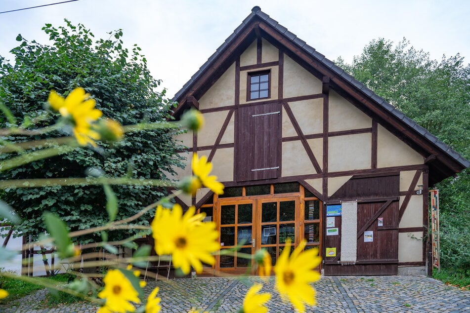 Die malerische Spinnstube liegt in Dippoldiswalde, Am Dorfbach 10.