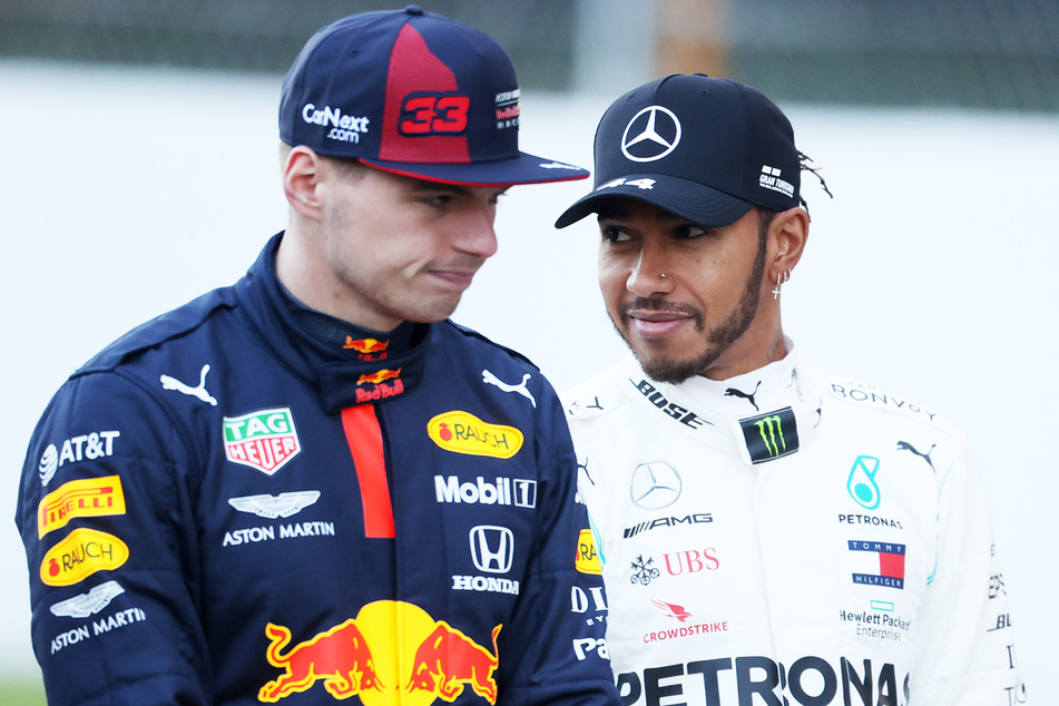 Lewis Hamilton (36, r.) vom Team Mercedes-AMG Petronas und Max Verstappen (23) vom Team Red Bull Racing (Archivbild).