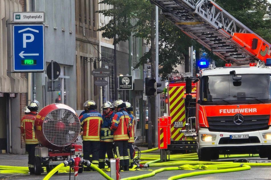 Mitten in der Stadt: Parkhaus-Brand löst Großeinsatz aus