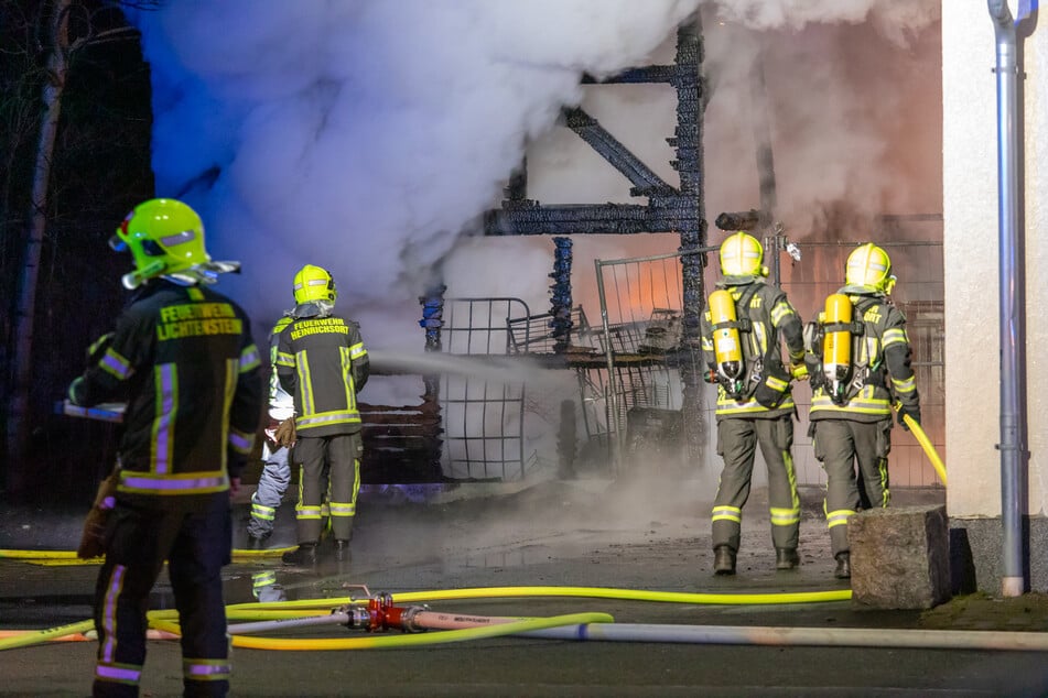 In einem Anbau in der Hartensteiner Straße in Lichtenstein brach ein Feuer aus.