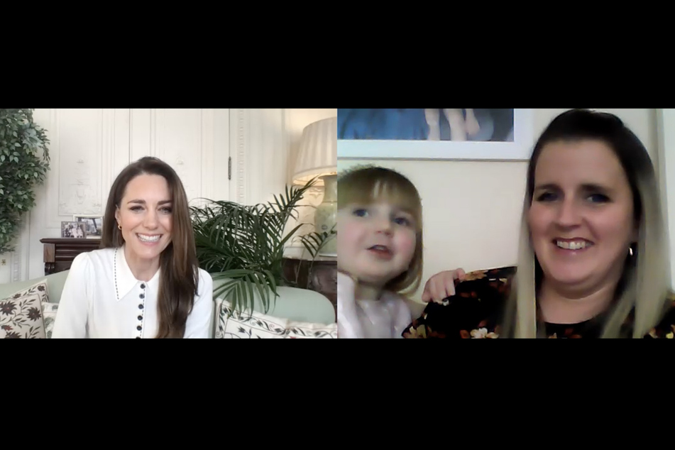 Herzogin Kate (l.) im Videogespräch mit Vicky Jones und deren Tochter Isla (3).