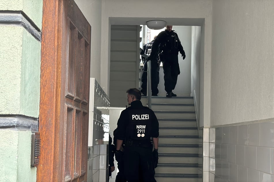 Polizeikräfte suchen seit 10.30 Uhr mit zahlreichen Streifenwagen, Polizeimotorrädern und Hundeführern nach dem Häftling.