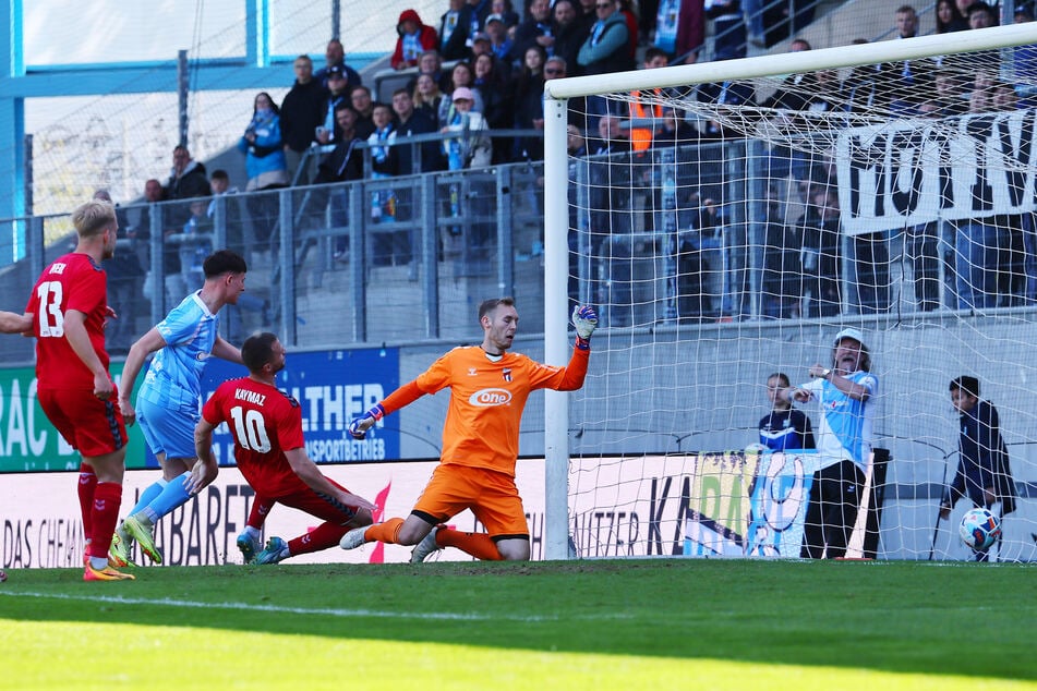 Kurz vor Ende der ersten Halbzeit der Ausgleich! CFC-Spieler Jonas Marx (2.v.l.) donnerte den Ball ins Netz.