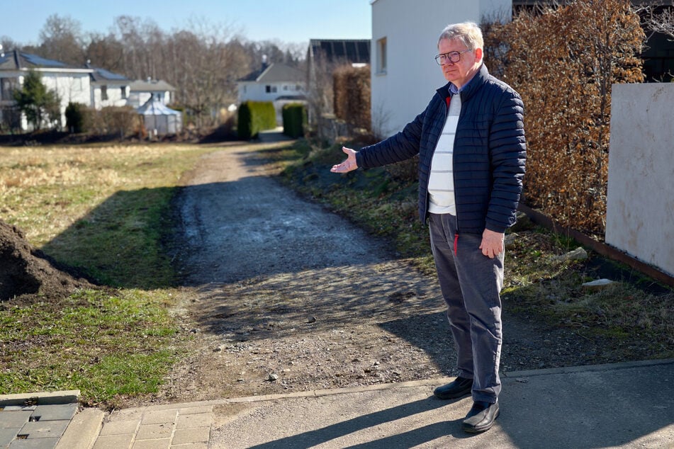 Linken-Stadtrat Dietmar Berger (75) steht am besagten Weg in der Riedbachsiedlung.