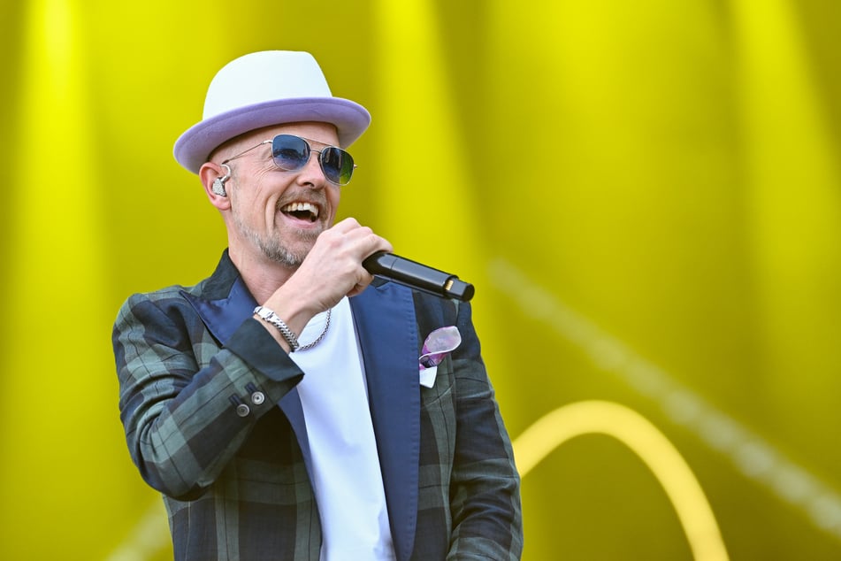 Auf der Bühne trägt der Musiker meistens einen Hut.