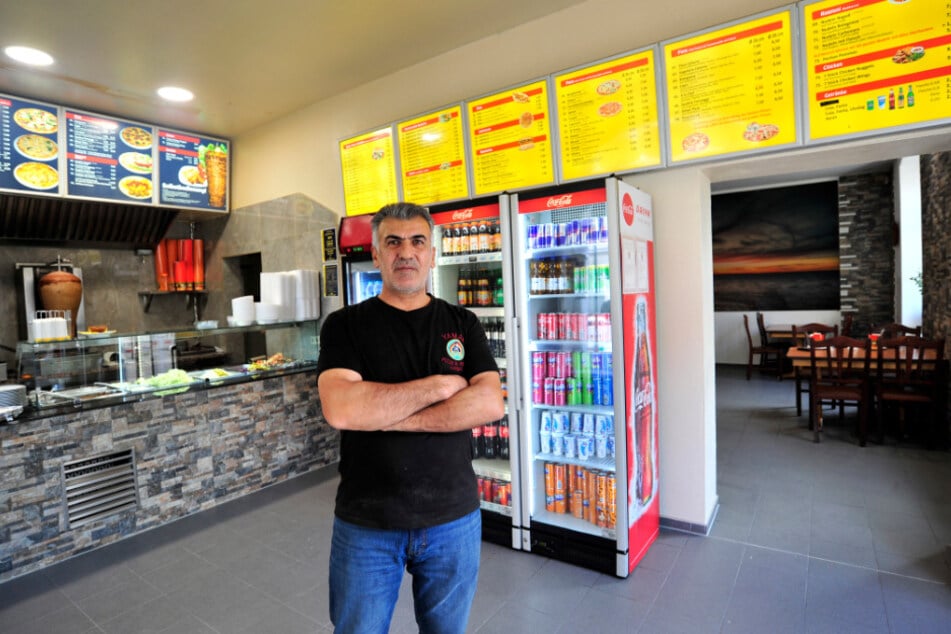 Hasan Yaman (50) von "YAMAN Pizza &amp; Pasta Lounge" gehen durch die Baustelle die Kunden aus.