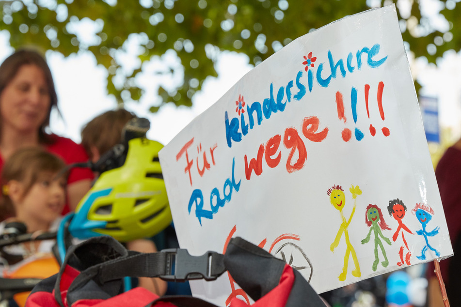 Dresden: Für kindgerechte Fahrradwege: 420 Menschen demonstrieren in Dresden