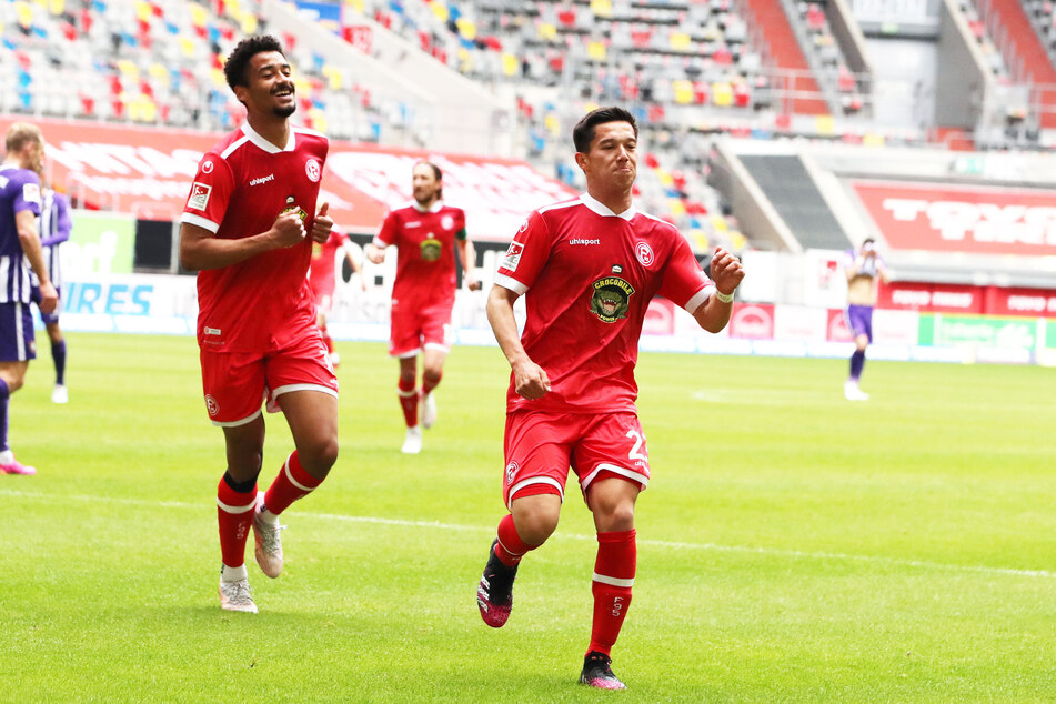Freude bei den Düsseldorfern! Fortuna-Kicker Shinta Appelkamp (rechts) jubelt zusammen mit Stürmer Emmanuel Iyoha nach dem 1:0.