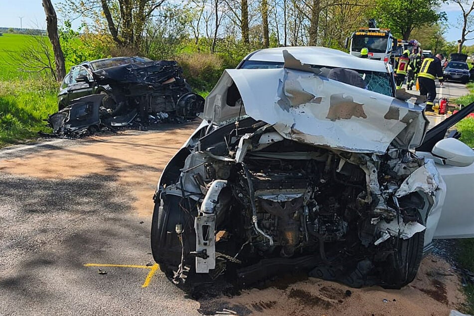 Die beiden Autofahrer prallten aus bisher ungeklärter Ursache ineinander.