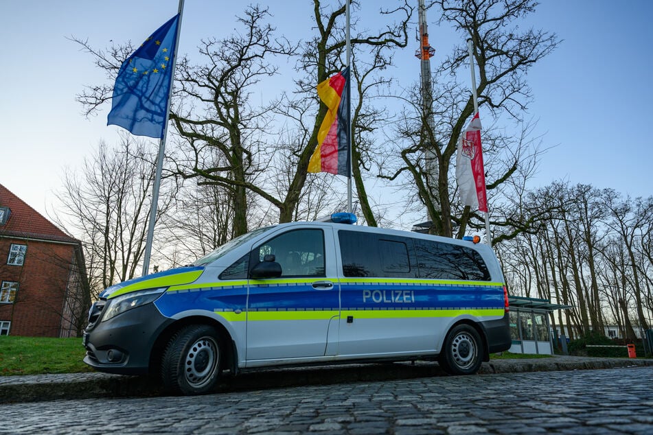 Die Flaggen der Europäischen Union (v.l.n.r.), der Bundesrepublik Deutschland und des Landes Brandenburg wehen anlässlich des Todes eines sächsischen Polizisten im Dienst vor dem Polizeipräsidium Ost auf halbmast.