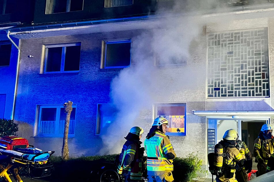 Feuer im Keller eines Mehrfamilienhauses: Feuerwehr rettet acht Menschen ins Freie